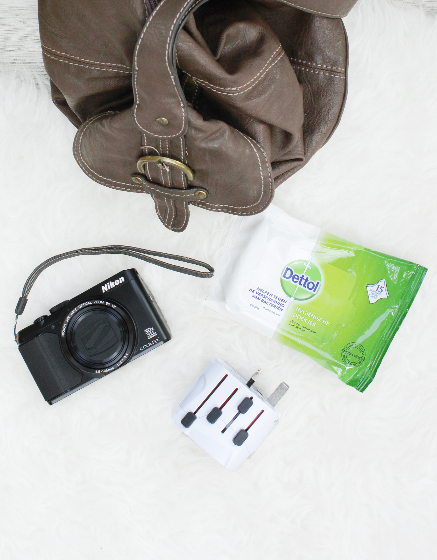 ik ga op reis en ik neem mee travel essentials reis benodigdheden what's in my travel bag backpack reizen lifestyle by linda