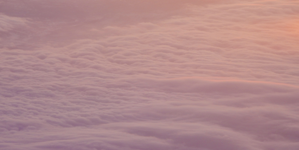 10 tips om een lange vlucht te overleven travel uitgelicht airplane view vliegtuig uitzicht wolken roze zonsopkomst lifestyle by linda reis blogger travel blogger